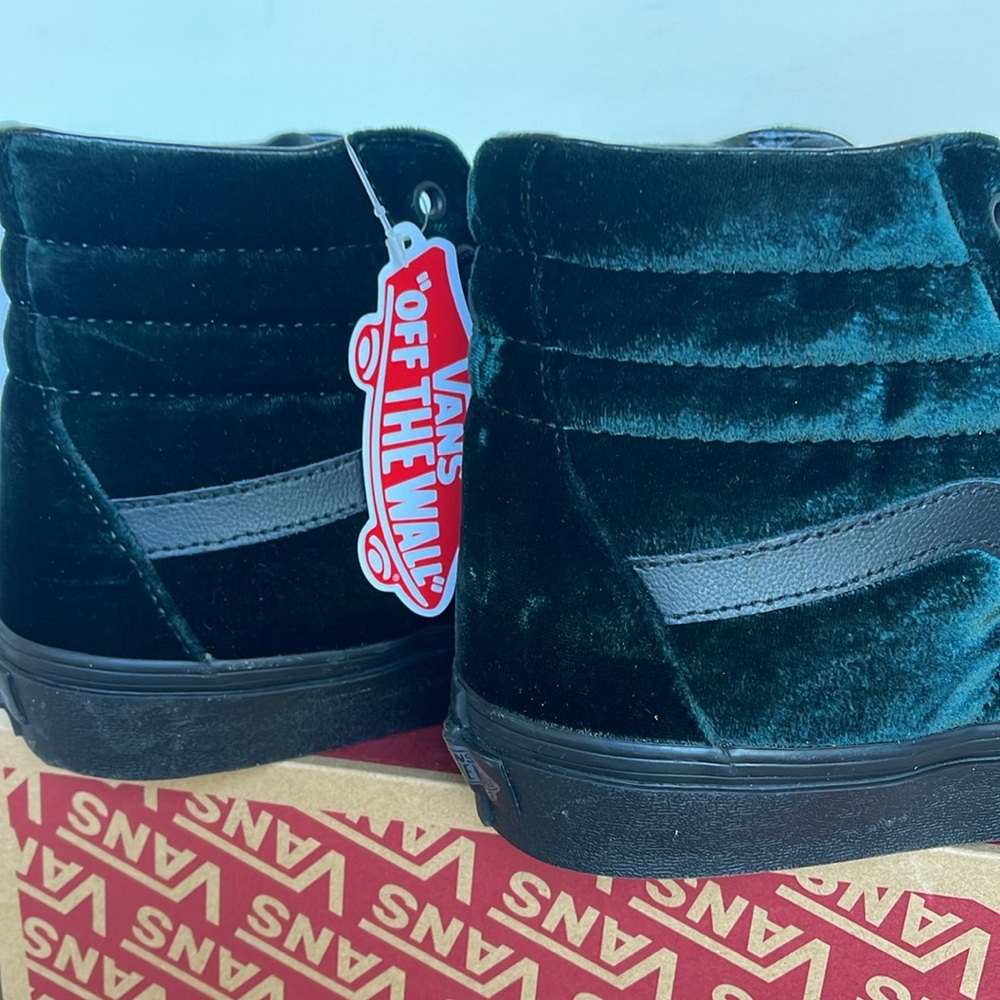 Vans WMNS Sk8-Hi Velvet Green/Black
VN0A4BVT203
Sneakers - Picture 15 of 16
